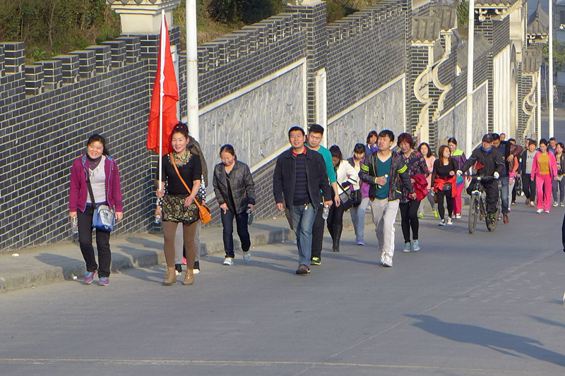 2015年3月8日寶業(yè)集團(tuán)開展“香溪洞-吉河徒步踏青活動(dòng)”慶祝三八節(jié)！